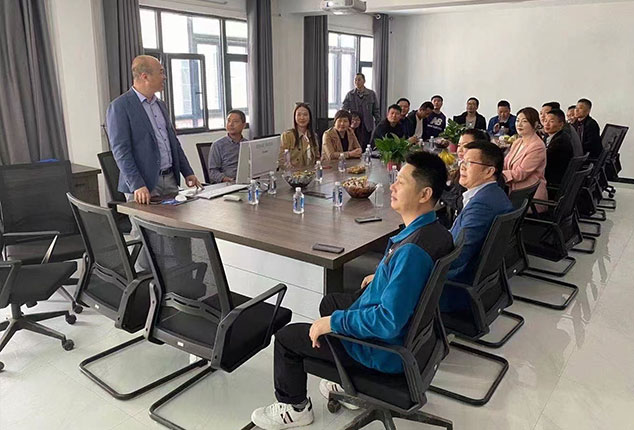 公司召開扒皮會(huì)議